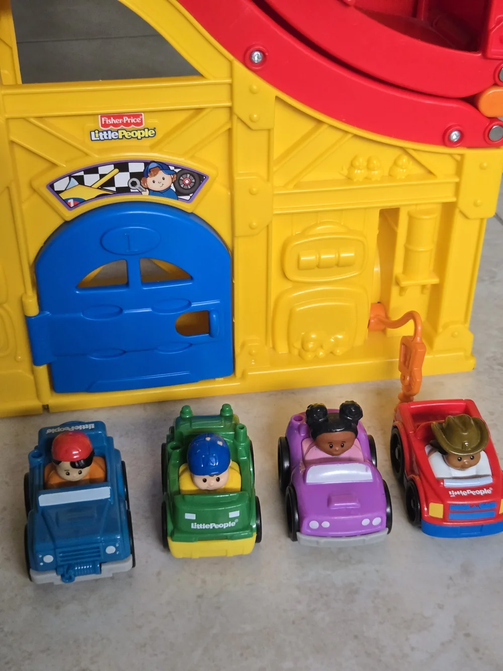 2010 Fisher Price Little People Wheelies Rev'n Sounds Race Track with 4 Wheelies